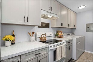 2917 Rockford in Orion Township, MI - Building Photo