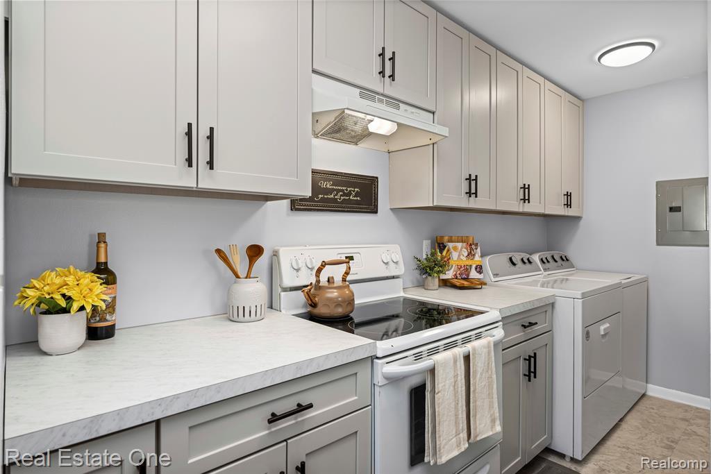 2917 Rockford in Orion Township, MI - Building Photo