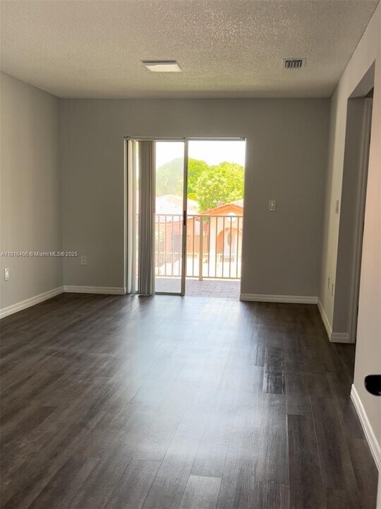 3041 W 76th St in Hialeah, FL - Building Photo