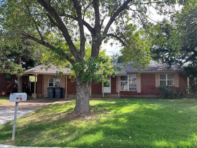 1719 NW 48th St in Lawton, OK - Foto de edificio - Building Photo
