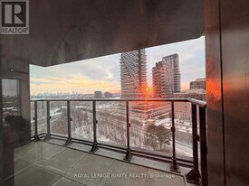 1 Quarrington Lane in North York, ON - Building Photo