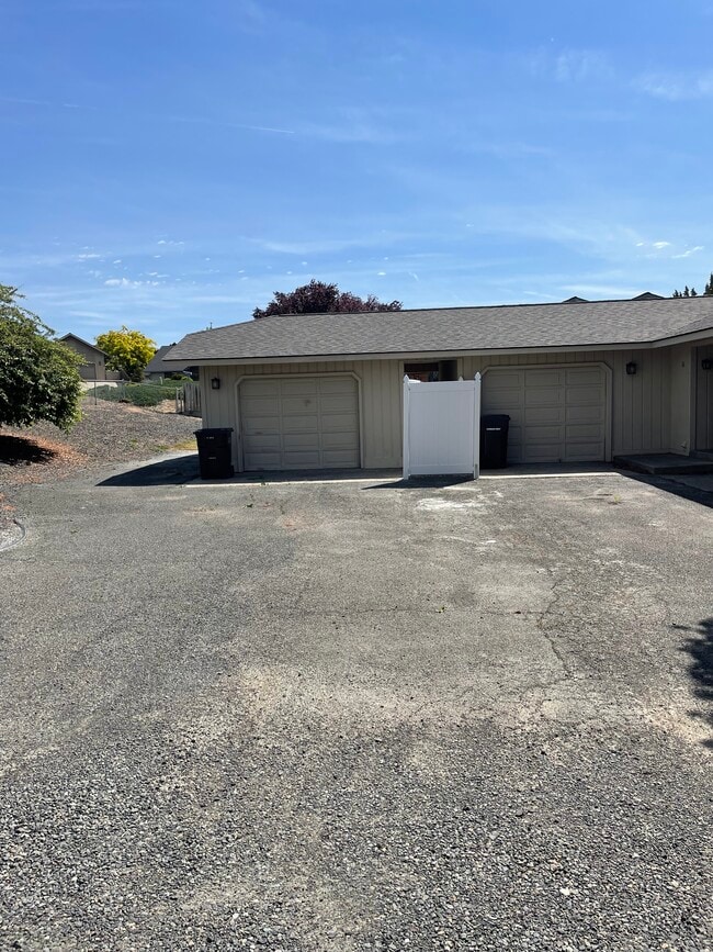 201 N 80th Ave, Unit B in Yakima, WA - Foto de edificio - Building Photo