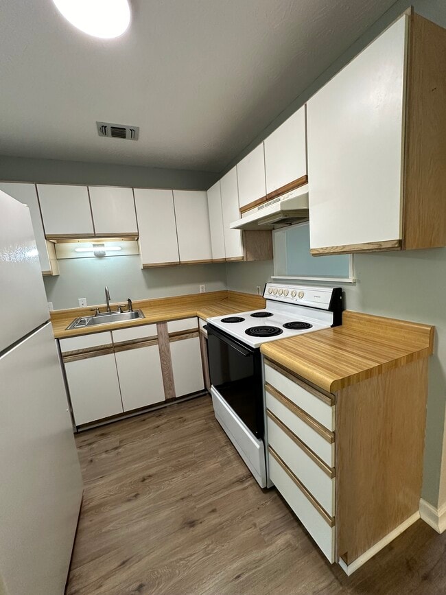 2 Green Meadow Ln in Eureka Springs, AR - Building Photo - Building Photo