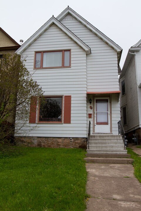 1121 E 4th St in Duluth, MN - Building Photo