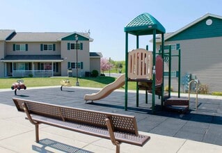 Jordan Valley Townhomes in Jordan, MN - Foto de edificio - Building Photo