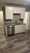 64 Maplewood Ave, Unit Navanne in Torrington, CT - Foto de edificio - Building Photo