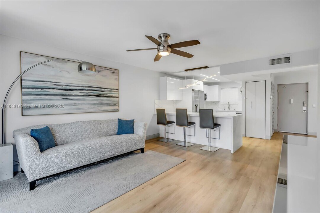 3285 Foxcroft Rd in Miramar, FL - Building Photo