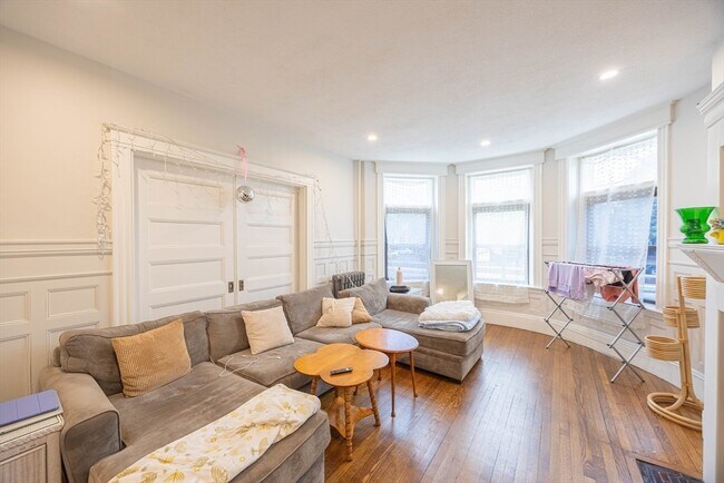 1855 Beacon St, Unit 1 in Brookline, MA - Foto de edificio - Building Photo