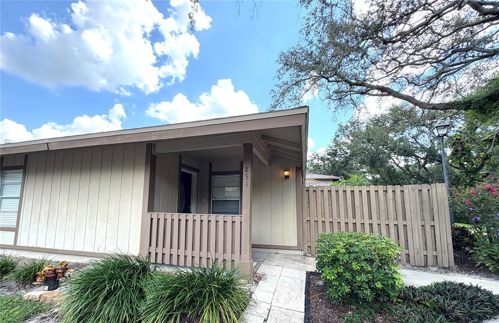851 Creekway Ct in Brandon, FL - Foto de edificio