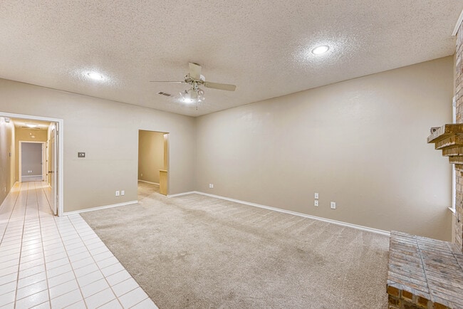 5606 Ridgerock Rd in Fort Worth, TX - Foto de edificio - Building Photo
