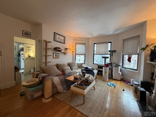 16 Davis Ave, Unit #4 in Brookline, MA - Foto de edificio - Building Photo