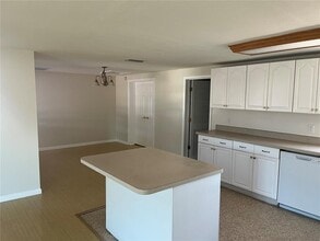 142 Sandhurst Dr in Venice, FL - Building Photo - Building Photo