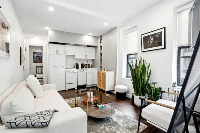 78 Kenmare St in New York, NY - Building Photo - Building Photo