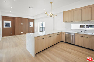 11010 Hortense St in Los Angeles, CA - Building Photo