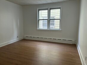 34 Sand St, Unit 1st floor apartment in Port Chester, NY - Foto de edificio - Building Photo