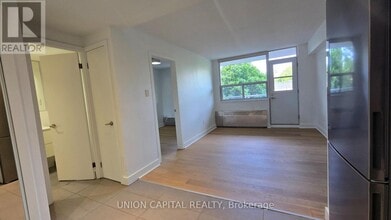 407-230-230 Oak St in Toronto, ON - Building Photo - Building Photo