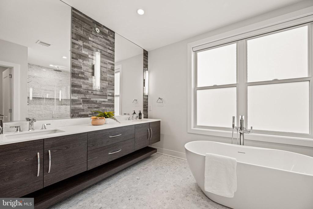 1217 Bainbridge St in Philadelphia, PA - Building Photo