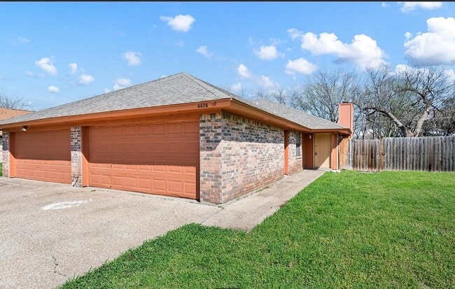 6630 Parkview Ln, Unit 6630 Parkview Drive in North Richland Hills, TX - Foto de edificio - Building Photo