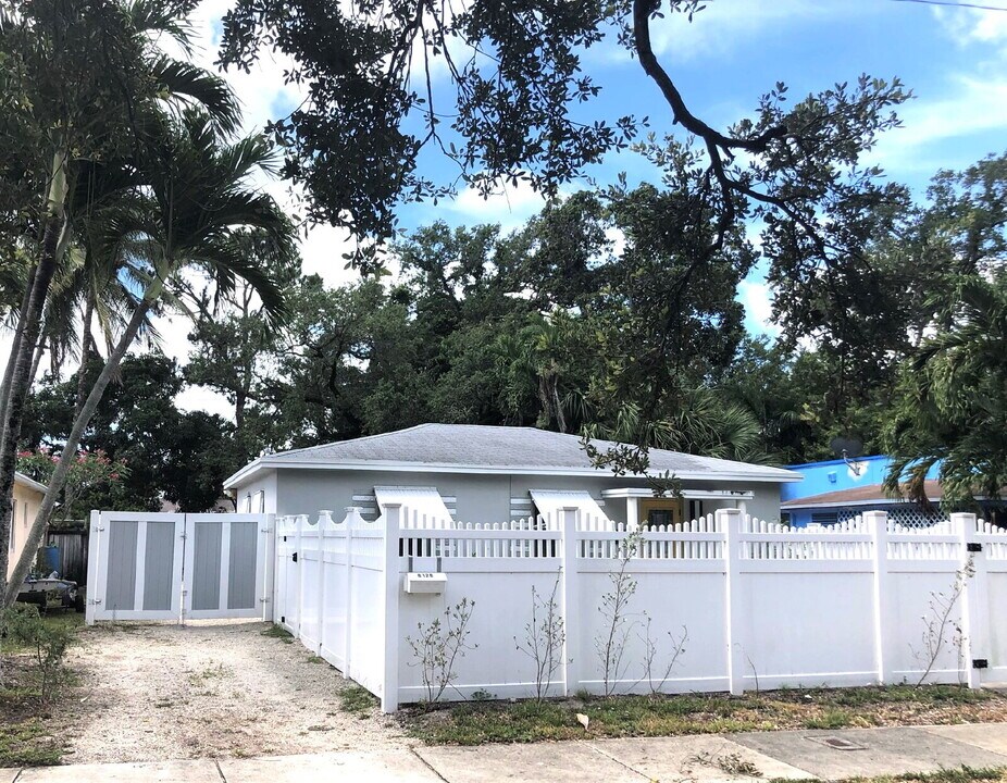 812 SW 16th Ct in Fort Lauderdale, FL - Building Photo