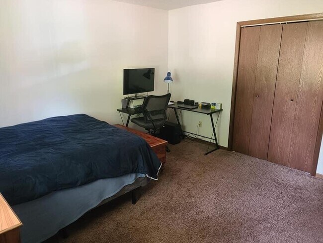 300 Bel Aire Ct in Burlington, IA - Building Photo - Building Photo