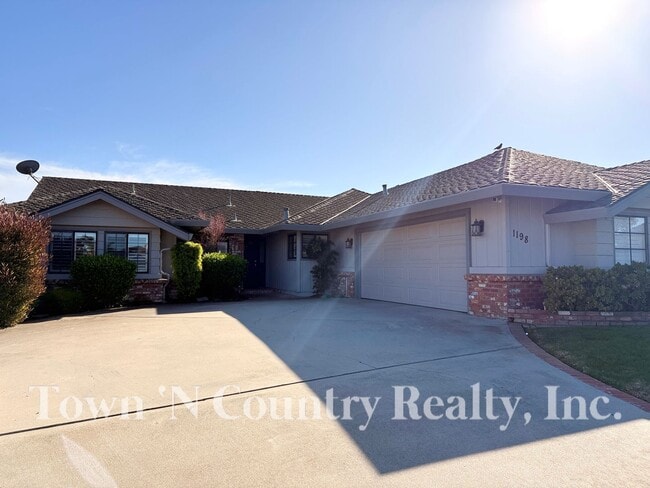 1198 Loyola Dr in Salinas, CA - Building Photo - Building Photo