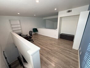 5510 Owensmouth Ave, Unit #321 in Los Angeles, CA - Foto de edificio - Building Photo