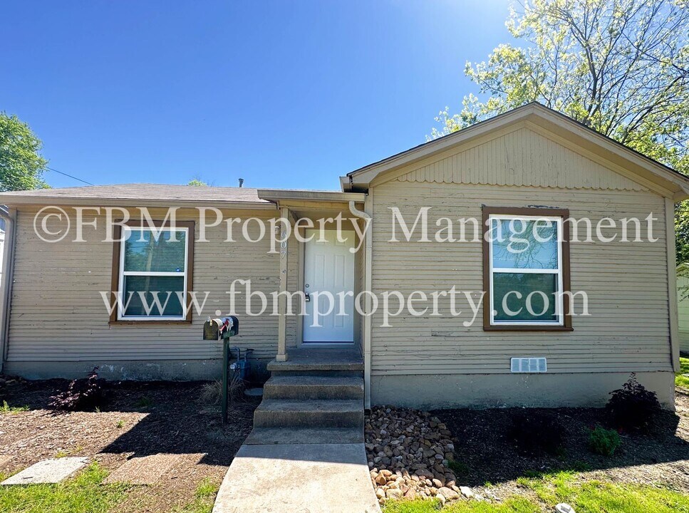 607 W Linden St in Ennis, TX - Building Photo