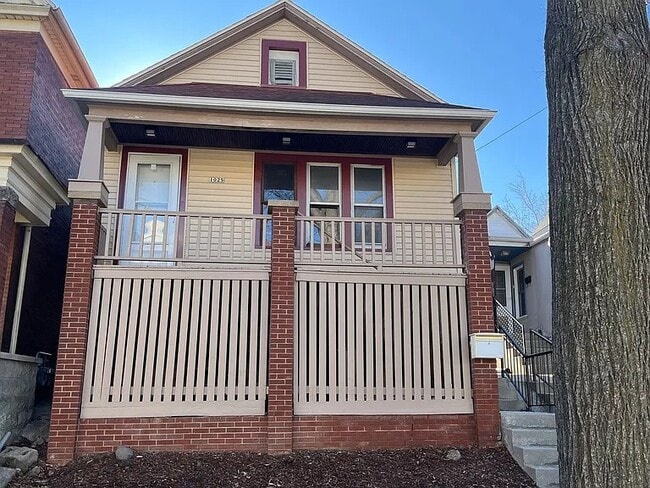 property at 1025 E Land Pl