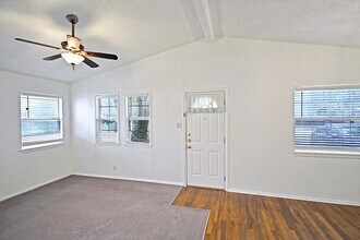 633 S Academy Ave in New Braunfels, TX - Building Photo - Building Photo