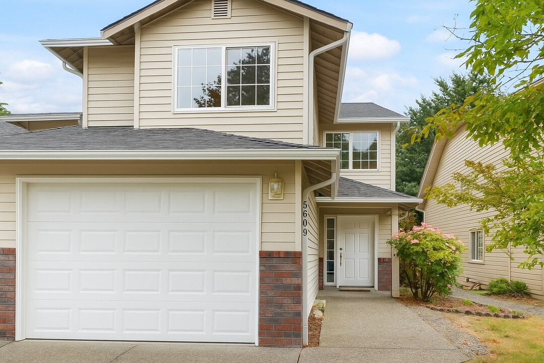 5603 136th St SE in Everett, WA - Foto de edificio