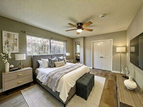 533 W. 75th Street in Los Angeles, CA - Foto de edificio - Interior Photo