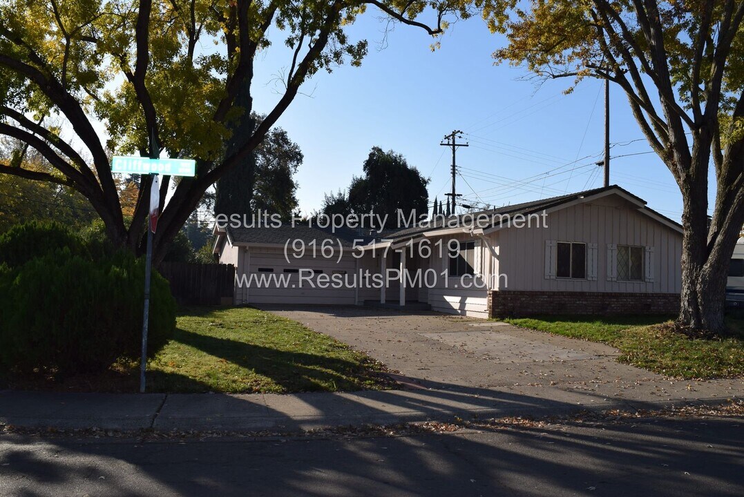 8698 Cliffwood Way in Sacramento, CA - Building Photo