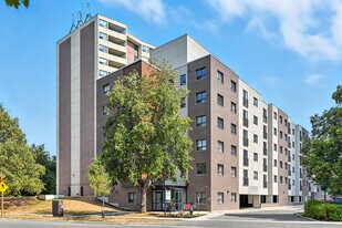 Marlborough Manor in Oakville, ON - Building Photo