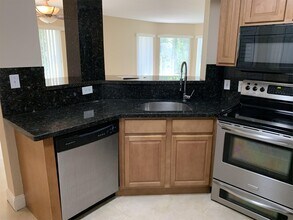 2460 NW 33rd St in Oakland Park, FL - Building Photo - Building Photo