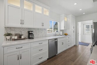 4875 Bluebell Ave in Los Angeles, CA - Building Photo - Building Photo