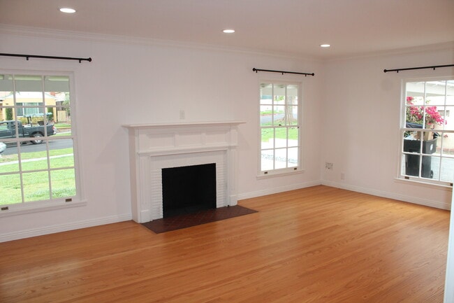 530 E Grinnell Dr in Burbank, CA - Building Photo - Building Photo