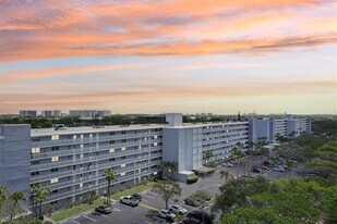5700 NW 2nd Ave in Boca Raton, FL - Building Photo