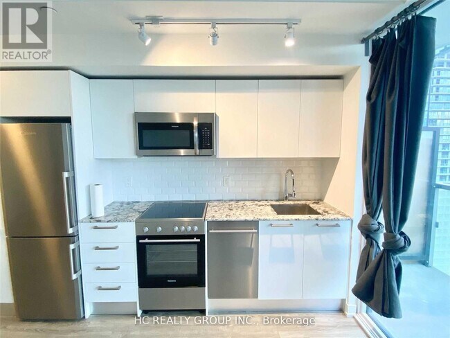 28 Wellesley St E in Toronto, ON - Building Photo - Building Photo