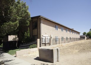 518-524 E Avenue Q-12 in Palmdale, CA - Foto de edificio - Building Photo