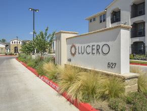 Lucero in San Antonio, TX - Foto de edificio - Building Photo