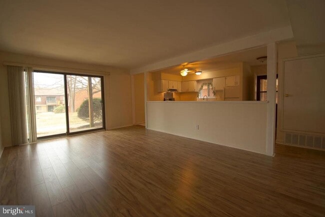 905 Meadow Woods Ln in Lawrence Township, NJ - Foto de edificio - Building Photo