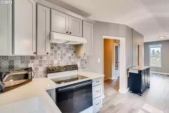 614 11th St in Oregon City, OR - Foto de edificio - Building Photo