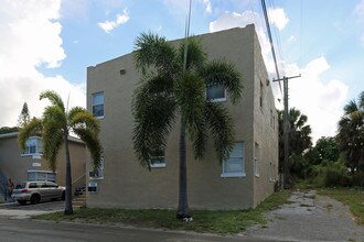 708-716 Douglass Ave in West Palm Beach, FL - Building Photo - Building Photo