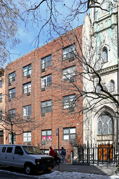 317 W 22nd St in New York, NY - Building Photo