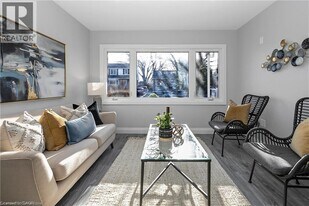 254 W 31st St in Hamilton, ON - Building Photo