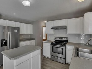 7015 Onyxbluff Ln in Blacklick, OH - Building Photo - Building Photo