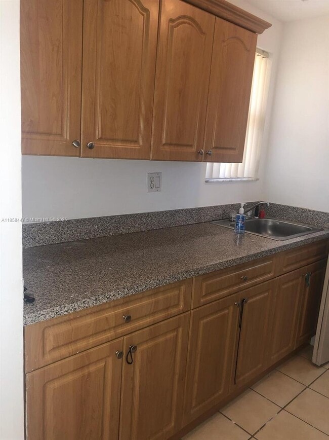 560 NW 114th Ave, Unit 203 in Doral, FL - Building Photo - Building Photo