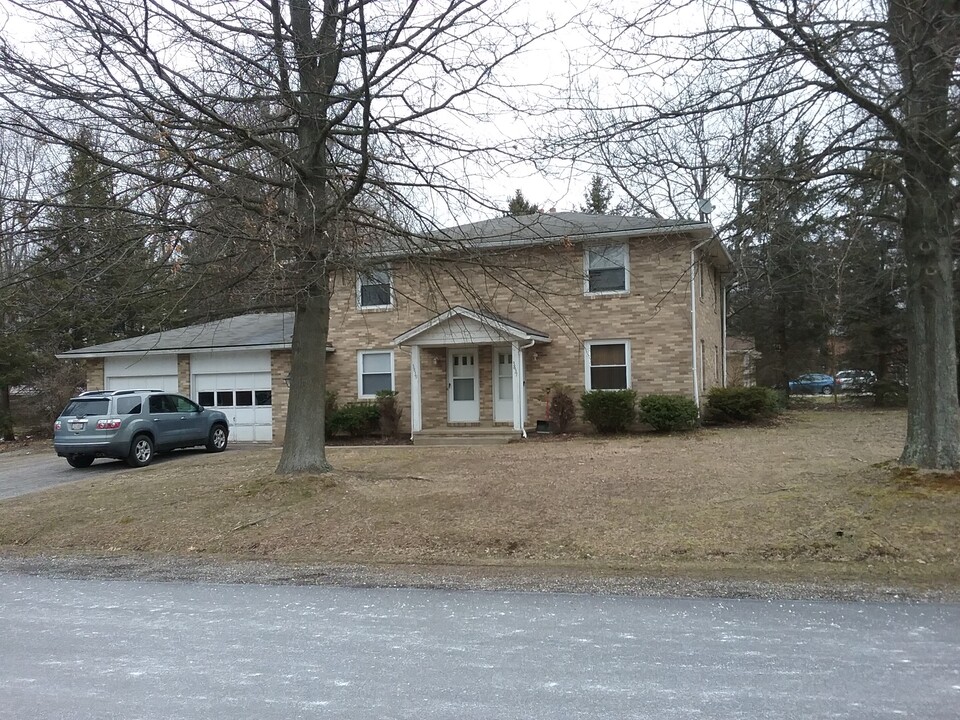 3837 Beech Hill Rd NW in North Canton, OH - Foto de edificio