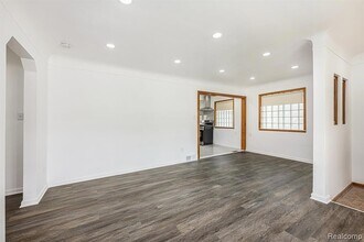 5239 E Thirteen Mile Rd in Warren, MI - Building Photo - Building Photo