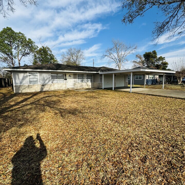 5569 Sonnier Ln in Groves, TX - Building Photo